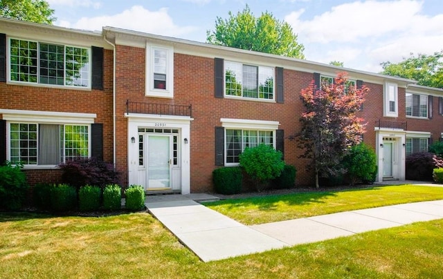 view of front of property featuring a front lawn