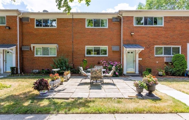 view of front of home with a front lawn and a patio