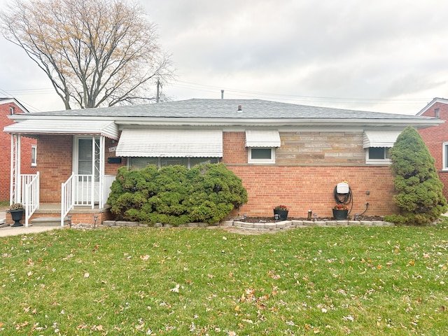 view of front of house with a front lawn