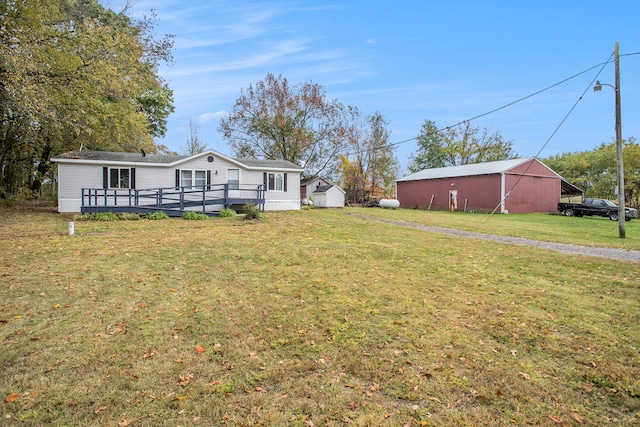 view of yard with an outdoor structure