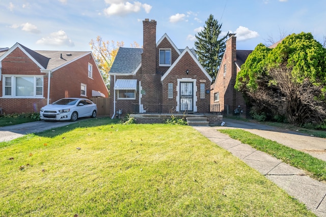 view of front facade with a front yard