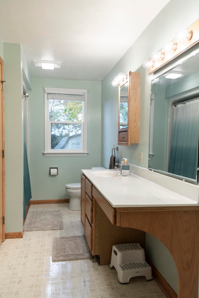 bathroom featuring a shower with curtain, vanity, and toilet