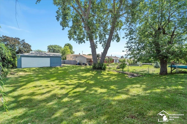 view of yard featuring an outbuilding