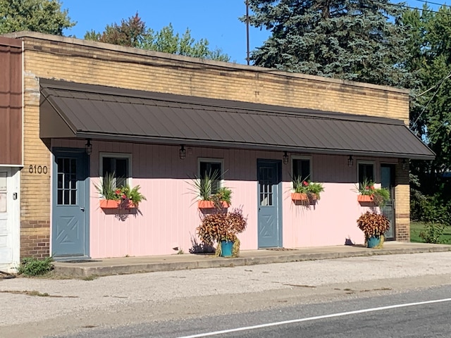 garage featuring a porch