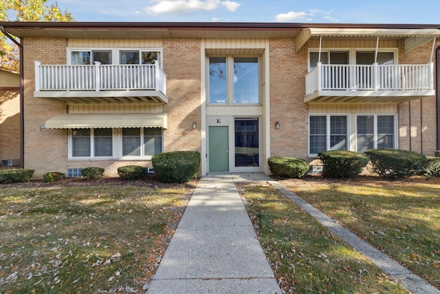 view of front facade featuring a front lawn