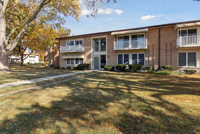 view of front of property featuring a front lawn