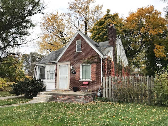 view of front of house featuring a front lawn