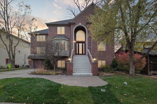 view of front facade with a lawn