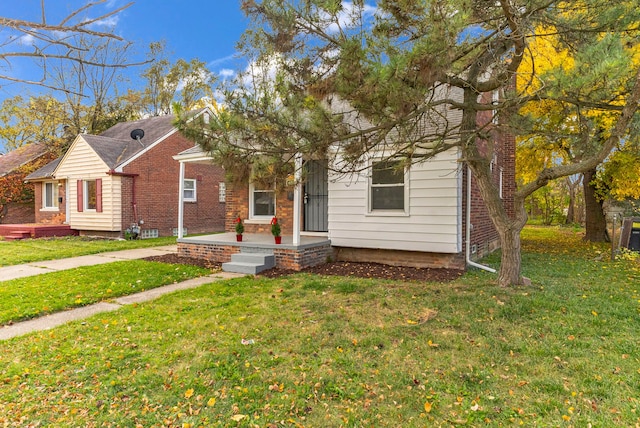 view of front of home featuring a front yard