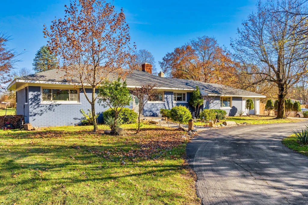 ranch-style house featuring a front yard