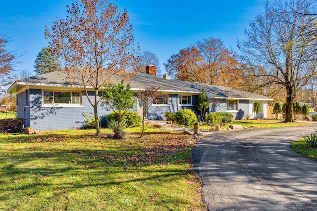 ranch-style house featuring a front yard