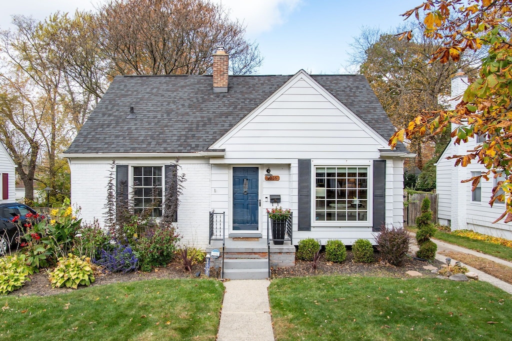 view of front of home featuring a front lawn