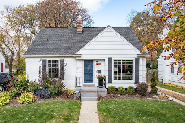 view of front of home featuring a front lawn