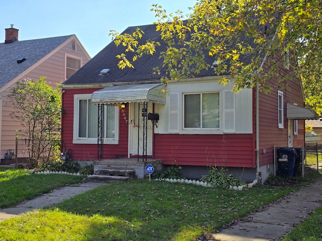 view of front of property featuring a front yard