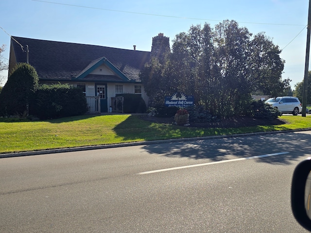 view of front facade featuring a front yard