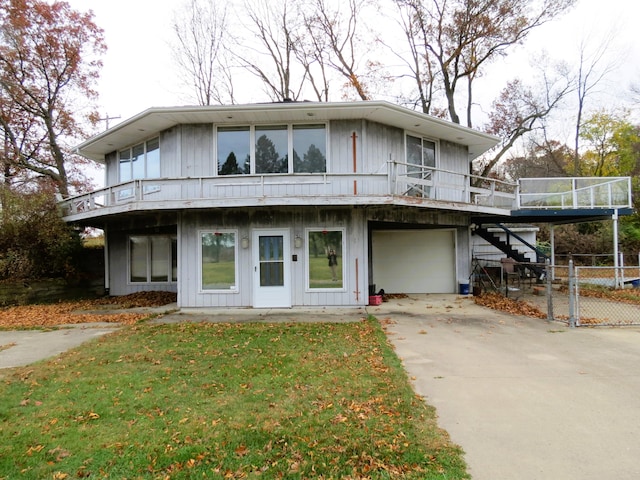 view of front of property featuring a front lawn and a garage