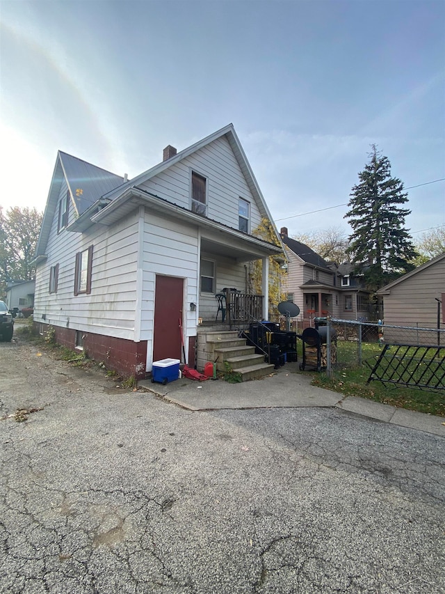 view of front of home featuring a porch