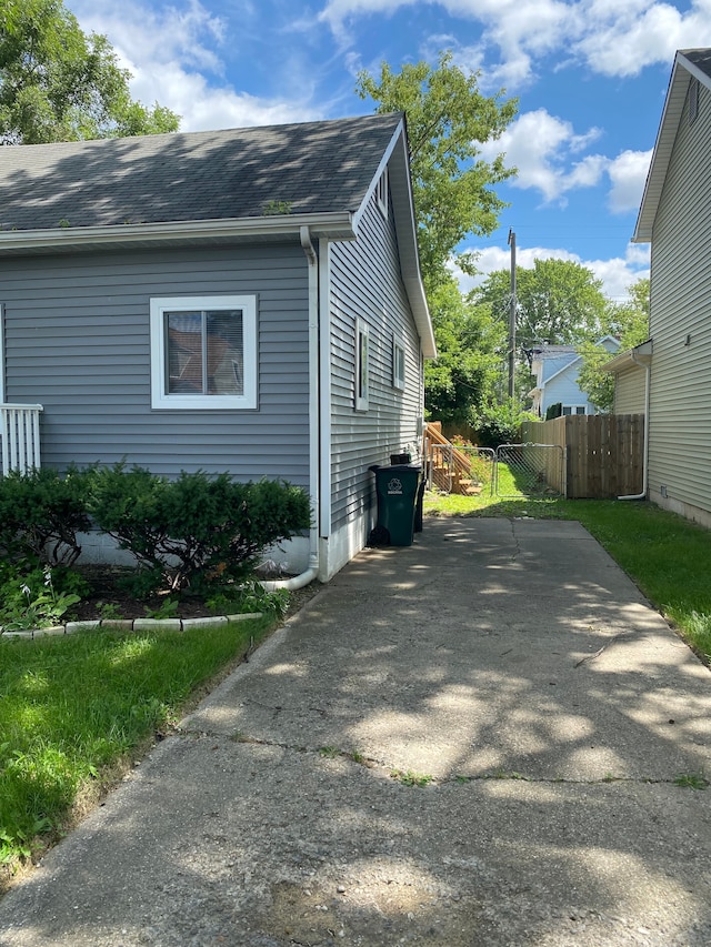 3744 Oakshire Ave, Berkley, MI 48072 - view of side of property with a shingled roof