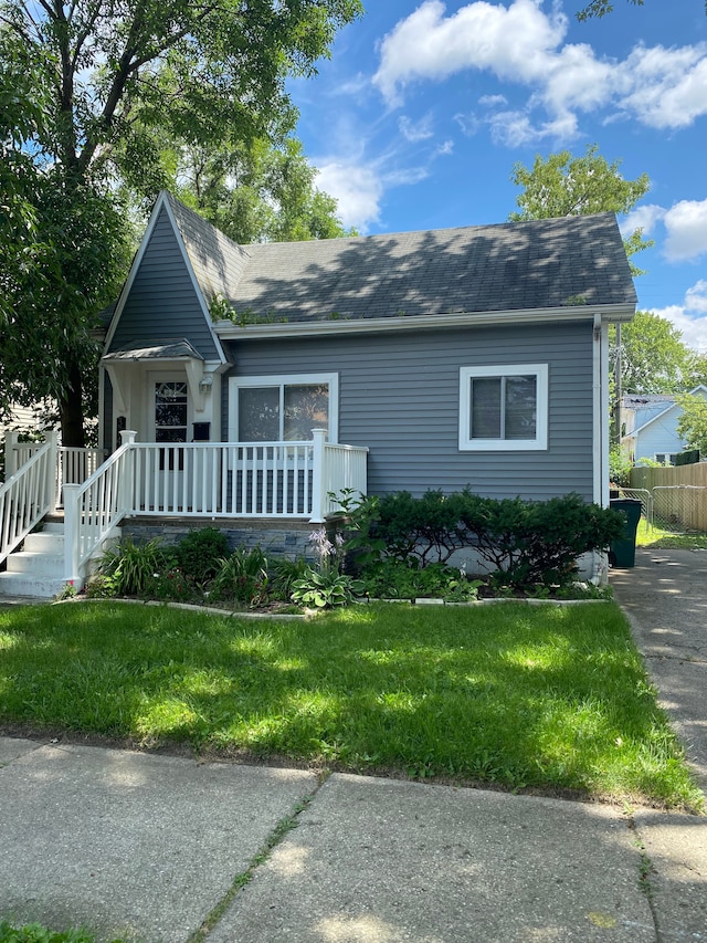 view of front of property featuring a front yard