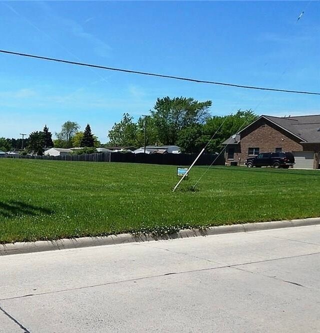 31694 Olmstead Rd, Rockwood, MI 48173