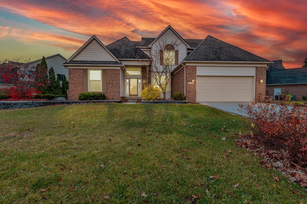 view of front of home featuring a yard and a garage