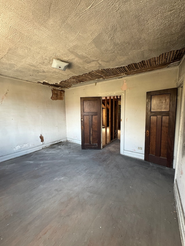 spare room featuring concrete flooring