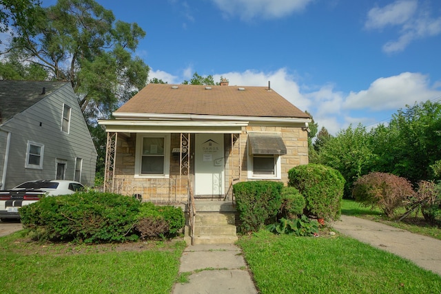 bungalow featuring a front lawn