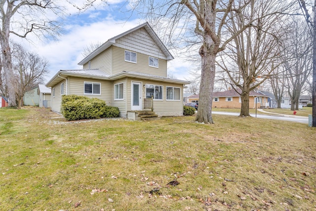 view of front of property featuring a front lawn