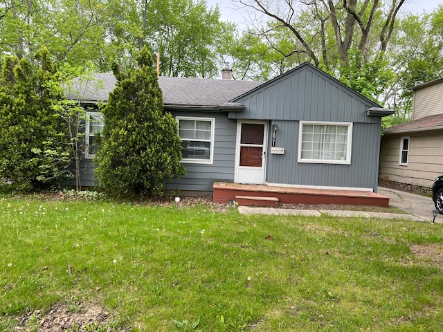 view of front of property with a front yard