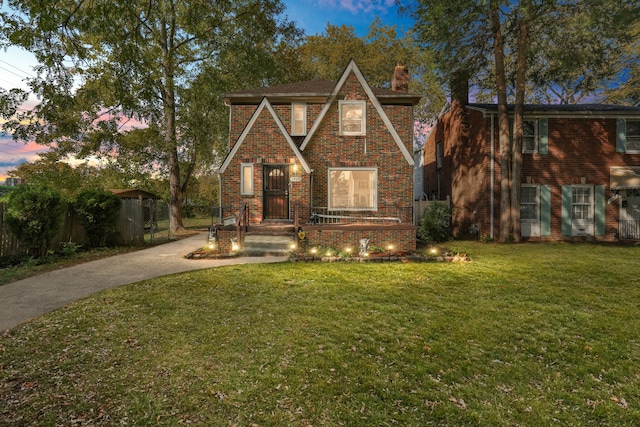 view of front of home featuring a yard