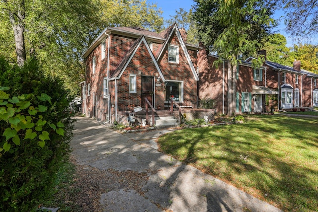 view of front facade with a front lawn