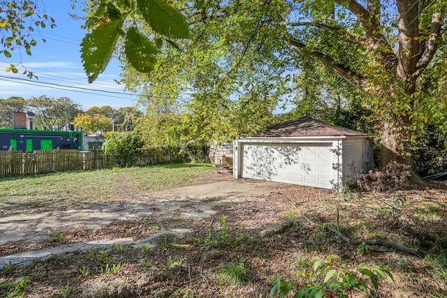 view of yard featuring a garage and an outdoor structure