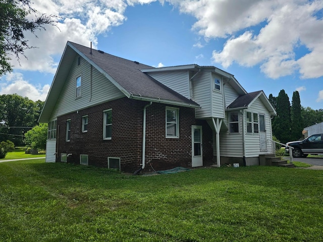 view of front facade featuring a front lawn