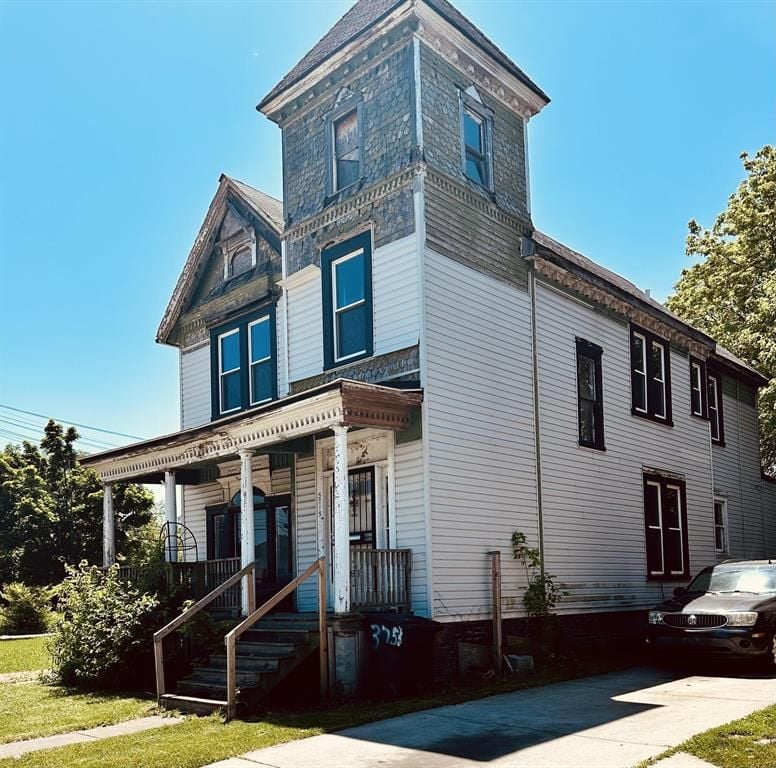 view of front facade featuring covered porch