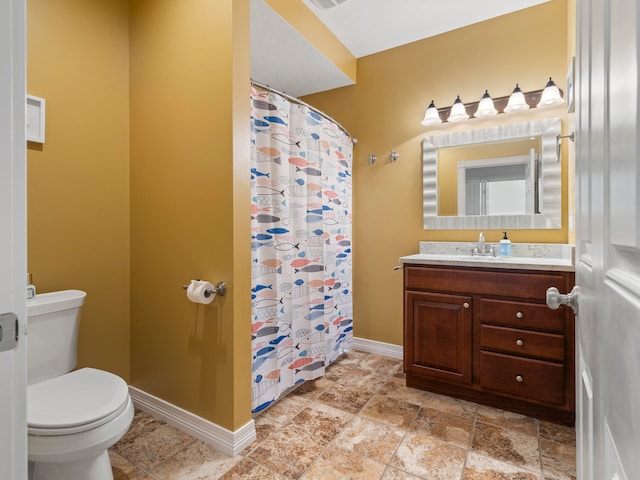 bathroom with a shower with curtain, vanity, and toilet