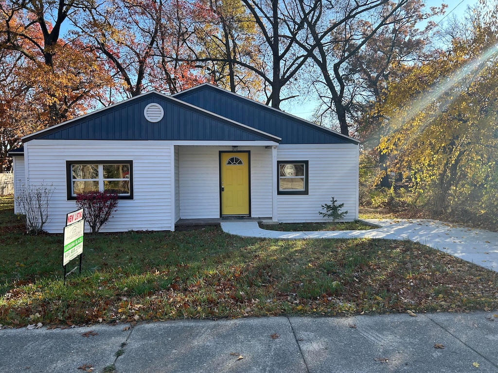 view of front facade featuring a front yard