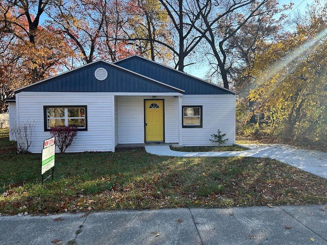 view of front facade featuring a front yard