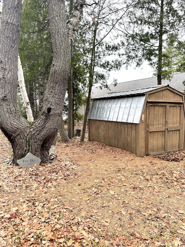 view of yard with a shed