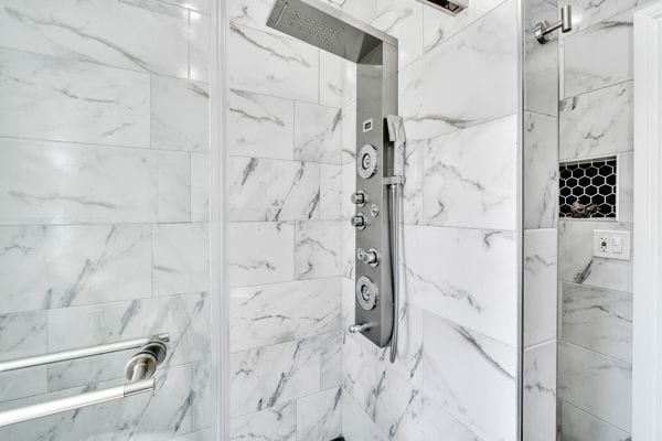 bathroom featuring a tile shower