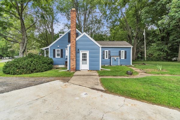 view of front of home featuring a front lawn