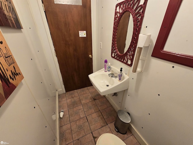 bathroom featuring toilet and sink