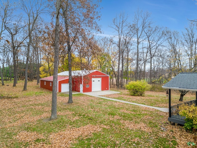 view of yard with an outbuilding and a garage