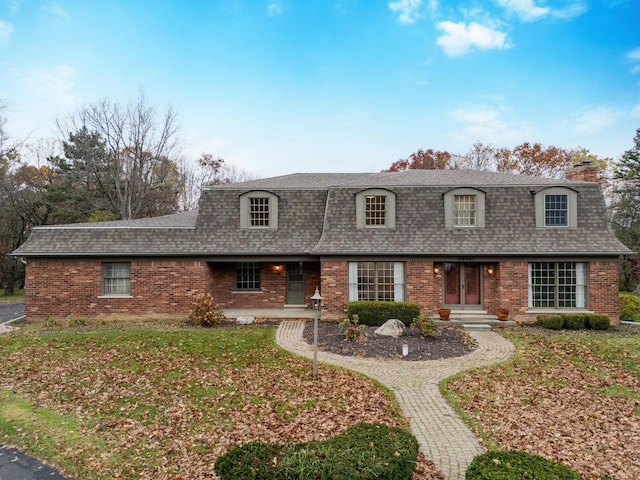 view of front facade featuring a front lawn