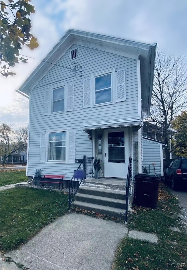 view of front facade with a front yard