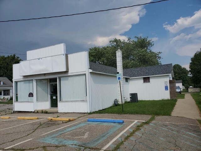 409 N Nottawa St, Sturgis, MI 49091 - view of property with central AC unit and uncovered parking