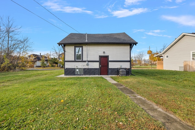 back of house featuring a yard