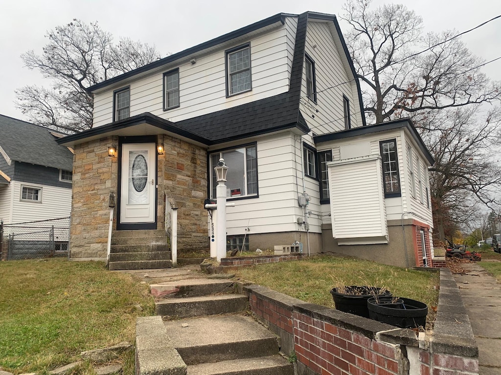 view of front facade with a front lawn