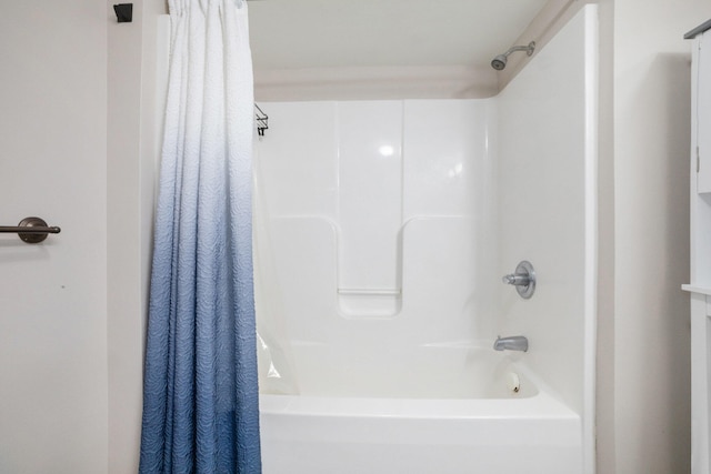 bathroom featuring shower / bath combo