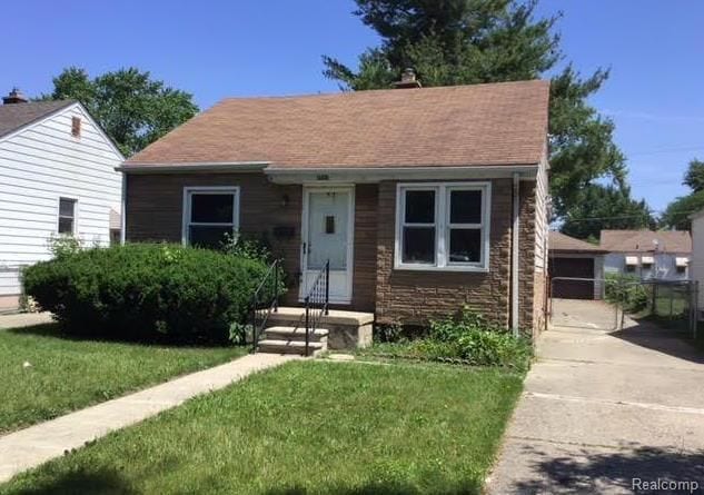 view of front of house with a front lawn