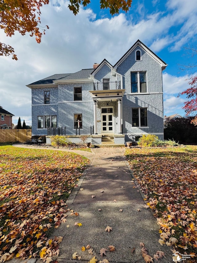 view of front of house with a balcony